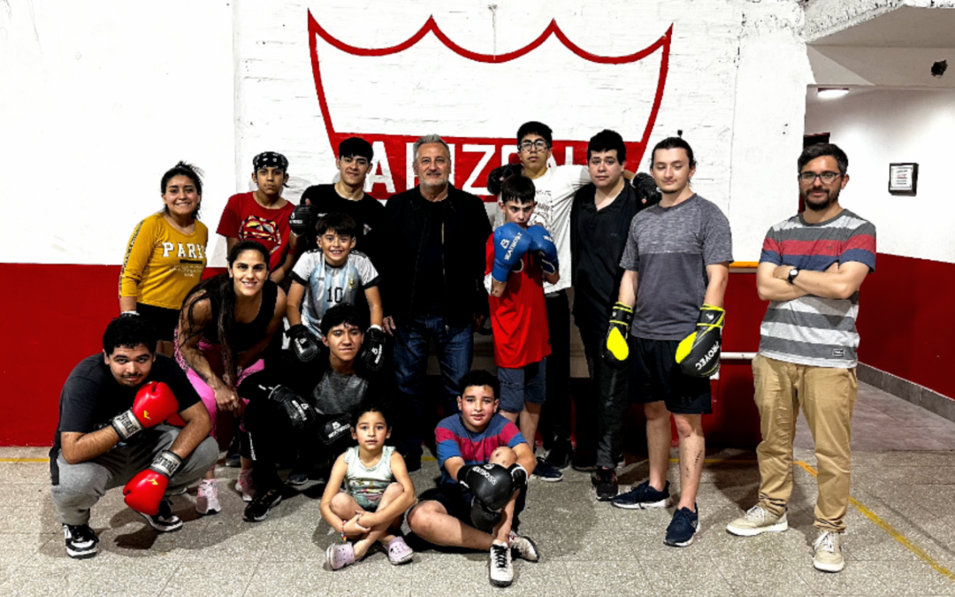 Lewandowski visitó la Escuela de Boxeo Recreativo en Club Arizona